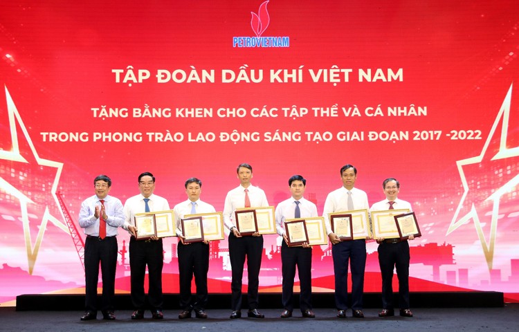 Tổng công ty Khí Việt Nam được khen thưởng tại Hội nghị tổng kết phong trào thi đua Lao động sáng tạo ngành Dầu khí Tổng công ty Khí Việt Nam được khen thưởng tại Hội nghị tổng kết phong trào thi đua Lao động sáng tạo ngành Dầu khí