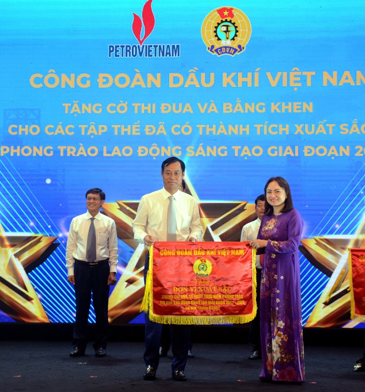 Tổng công ty Khí Việt Nam được khen thưởng tại Hội nghị tổng kết phong trào thi đua Lao động sáng tạo ngành Dầu khí Tổng công ty Khí Việt Nam được khen thưởng tại Hội nghị tổng kết phong trào thi đua Lao động sáng tạo ngành Dầu khí