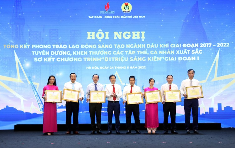 Tổng công ty Khí Việt Nam được khen thưởng tại Hội nghị tổng kết phong trào thi đua Lao động sáng tạo ngành Dầu khí Tổng công ty Khí Việt Nam được khen thưởng tại Hội nghị tổng kết phong trào thi đua Lao động sáng tạo ngành Dầu khí