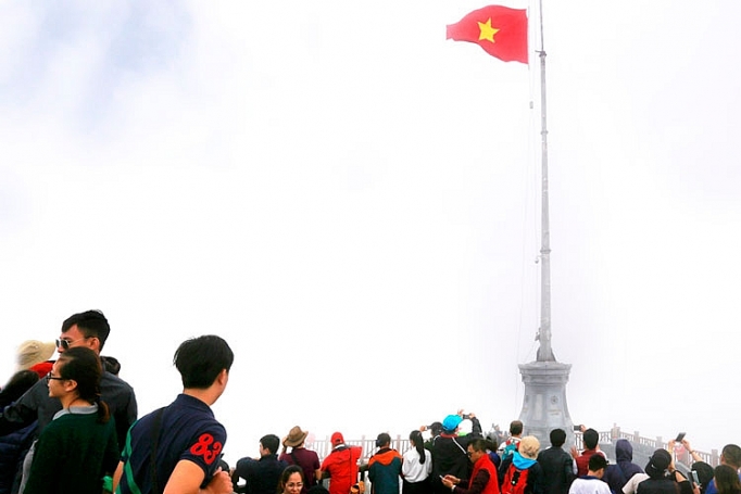 Lễ thượng cờ trên đỉnh thiêng Fansipan sẽ được tổ chức hàng tuần le thuong co tren dinh thieng fansipan se duoc to chuc hang tuan