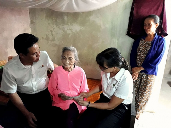 HABECO thăm, tặng quà các gia đình liệt sỹ nhân kỷ niệm 72 năm Ngày Thương binh liệt sỹ habeco tham tang qua cac gia dinh liet sy nhan ky niem 72 nam ngay thuong binh liet sy