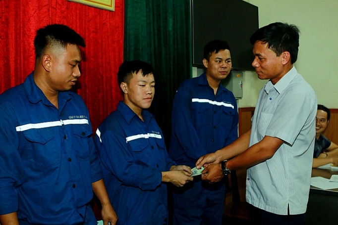 Trên 100 lượt học sinh thực tập nghề khai thác hầm lò được khuyến khích lũy tiến tiền lương theo ngày công tren 100 luot hoc sinh thuc tap nghe khai thac ham lo duoc khuyen khich luy tien tien luong theo ngay cong