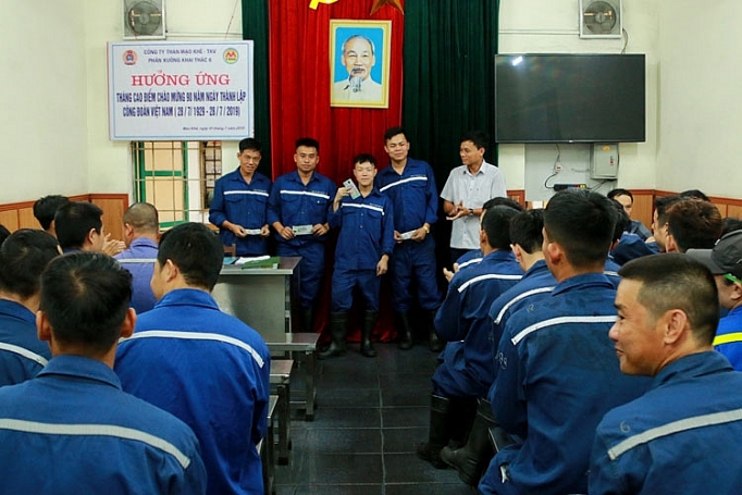 Trên 100 lượt học sinh thực tập nghề khai thác hầm lò được khuyến khích lũy tiến tiền lương theo ngày công tren 100 luot hoc sinh thuc tap nghe khai thac ham lo duoc khuyen khich luy tien tien luong theo ngay cong