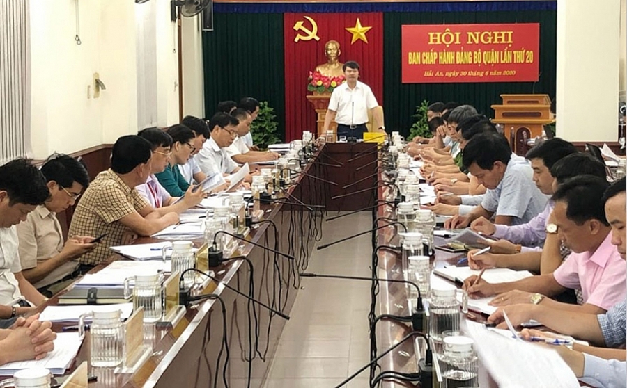 Đồng chí Nguyễn Văn Tuấn, Bí thư Quận ủy phát biểu tại Hội nghị 5524 hai phong 3