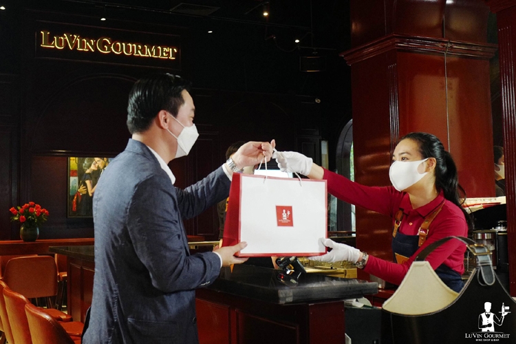 LuVin Gourmet luôn xem khách hàng là những người bạn, dùng sự thân thiết và chu đáo trong dịch vụ để đem lại sự gắn bó lâu dài.