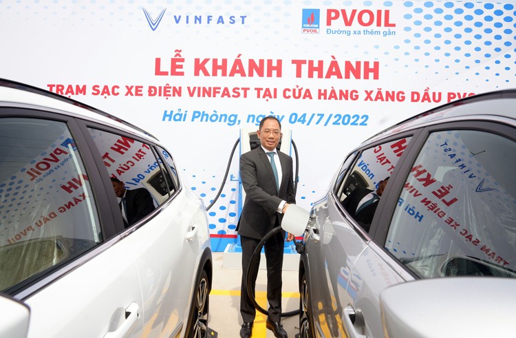 Khánh thành trạm sạc xe điện VinFast đầu tiên tại cửa hàng xăng dầu PV Oil Khánh thành trạm sạc xe điện VinFast đầu tiên tại cửa hàng xăng dầu PV Oil