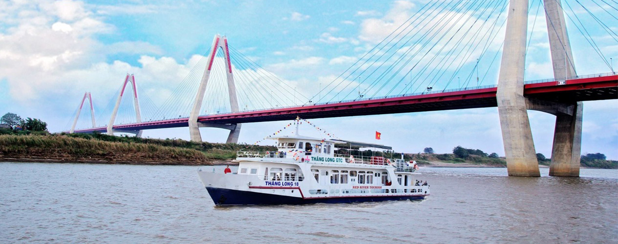Du lịch đường thủy trên sông Hồng. Ảnh: Trần Dũng  