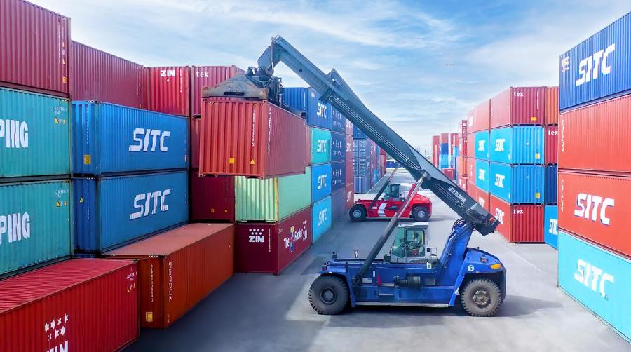 Nâng hạ, bốc xếp hàng container tại Cảng Chu Lai.