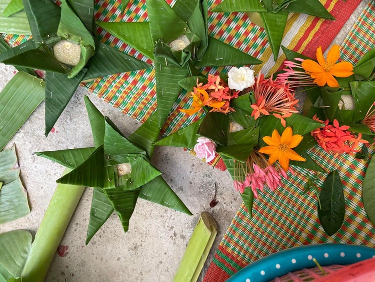 Đèn hoa đăng tri ân các anh hùng liệt sĩ bằng lá chuối… Đèn hoa đăng tri ân các anh hùng liệt sĩ bằng lá chuối…