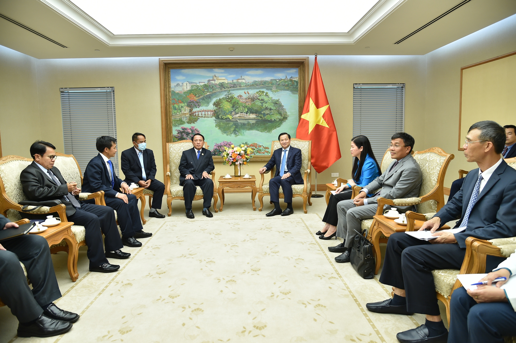 Phó Thủ tướng Lê Minh Khái tiếp Bộ trưởng Tài chính Lào - Ảnh 3. Phó Thủ tướng Lê Minh Khái tiếp Bộ trưởng Tài chính Lào - Ảnh 3.