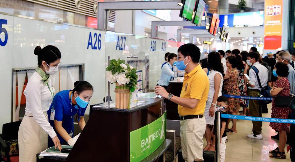 Du khách làm thủ tục nhận vé máy bay tại Sân bay Nội Bài.