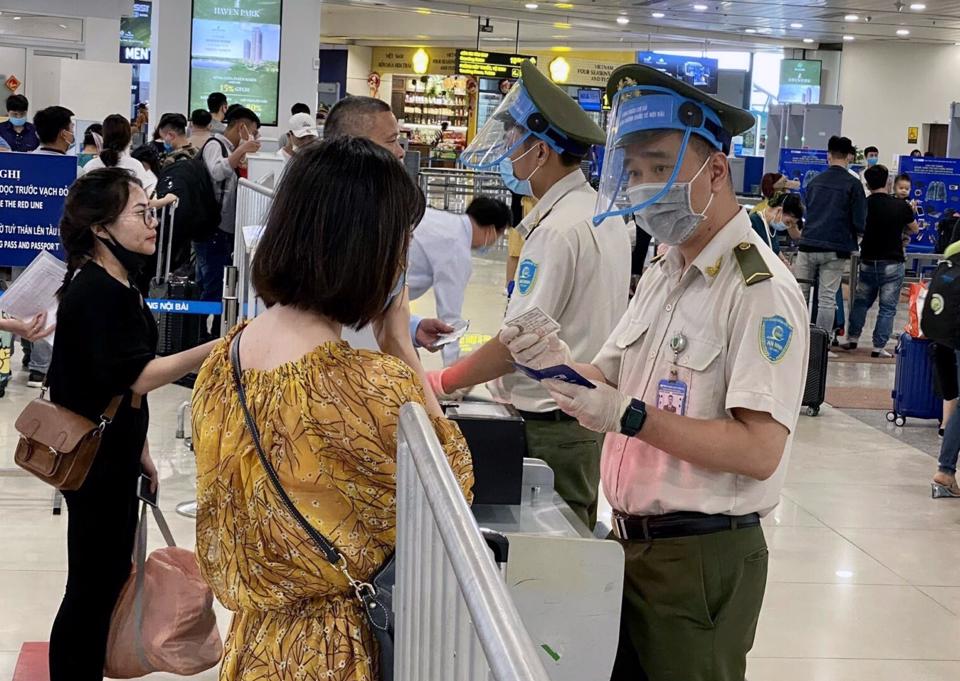 Du khách làm thủ tục lên máy bay tại Sân bay Nội Bài.