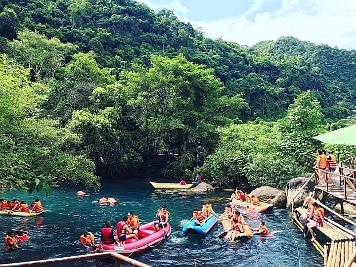 Ước tính 6 tháng đầu năm, ngành du lịch Việt Nam đã phục vụ 60,8 triệu lượt khách nội địa, chính thức vượt kế hoạch cả năm, tăng gần 1,4 lần so với cùng kỳ năm 2019. 	Ảnh: Xuân Thảo. Ước tính 6 tháng đầu năm, ngành du lịch Việt Nam đã phục vụ 60,8 triệu lượt khách nội địa, chính thức vượt kế hoạch cả năm, tăng gần 1,4 lần so với cùng kỳ năm 2019. 	Ảnh: Xuân Thảo.