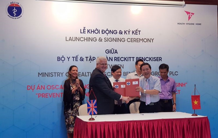 du kien khoang 150000 tre so sinh duoc chua tri benh vang da trong vong 5 nam