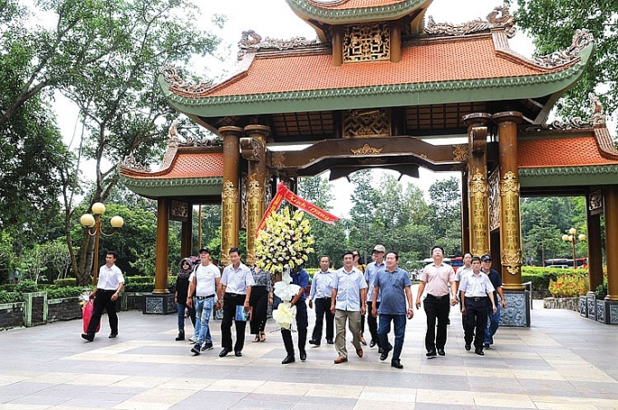 Về đất thép, thành đồng ve dat thep thanh dong