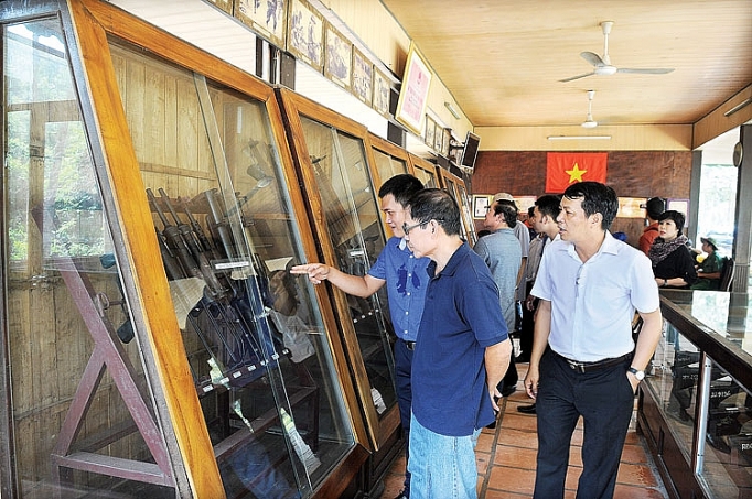 Về đất thép, thành đồng ve dat thep thanh dong