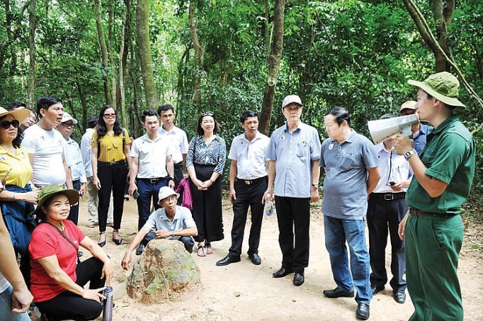 Về đất thép, thành đồng ve dat thep thanh dong