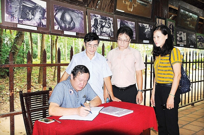 Về đất thép, thành đồng ve dat thep thanh dong