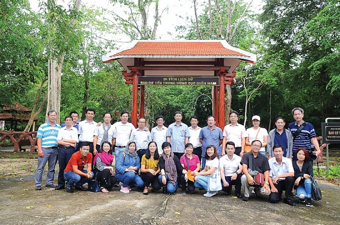 Về đất thép, thành đồng ve dat thep thanh dong