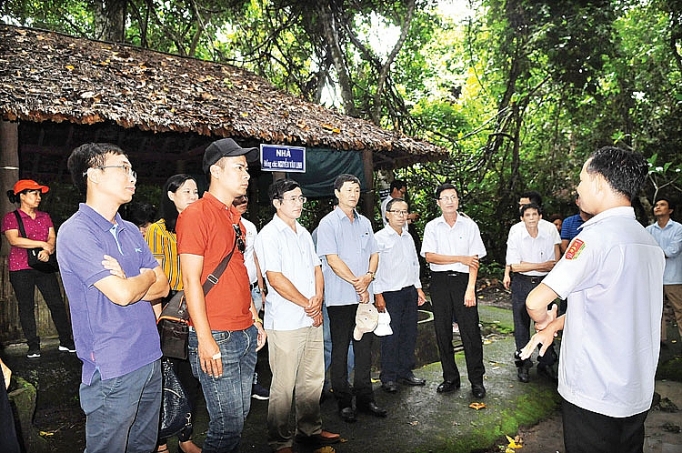 Về đất thép, thành đồng ve dat thep thanh dong