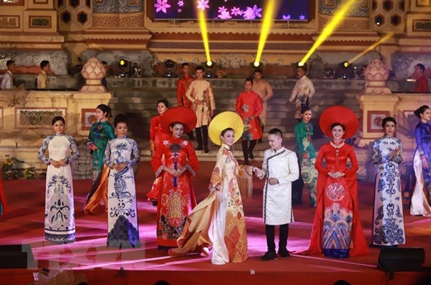 ao dai bieu tuong van hoa gan voi hinh tuong phu nu viet nam
