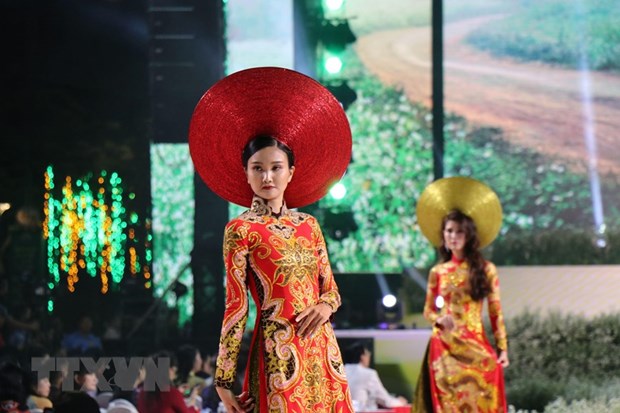 ao dai bieu tuong van hoa gan voi hinh tuong phu nu viet nam