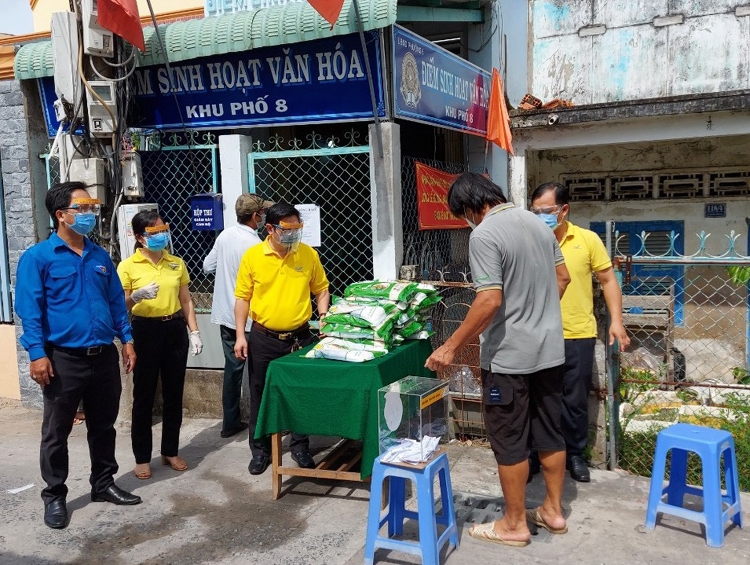 “Hạt vàng Bưu điện” trao hàng chục tấn gạo đến người dân khó khăn tại Tiền Giang