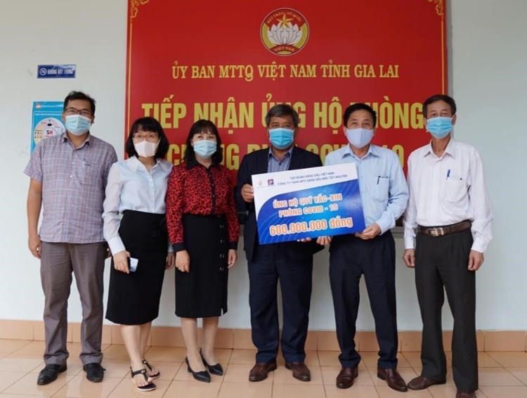 Công ty Xăng dầu Bắc Tây Nguyên hỗ trợ gần 2 tỷ 270 triệu đồng phòng, chống dịch Covid-19 Công ty Xăng dầu Bắc Tây Nguyên hỗ trợ gần 2 tỷ 270 triệu đồng phòng, chống dịch Covid-19