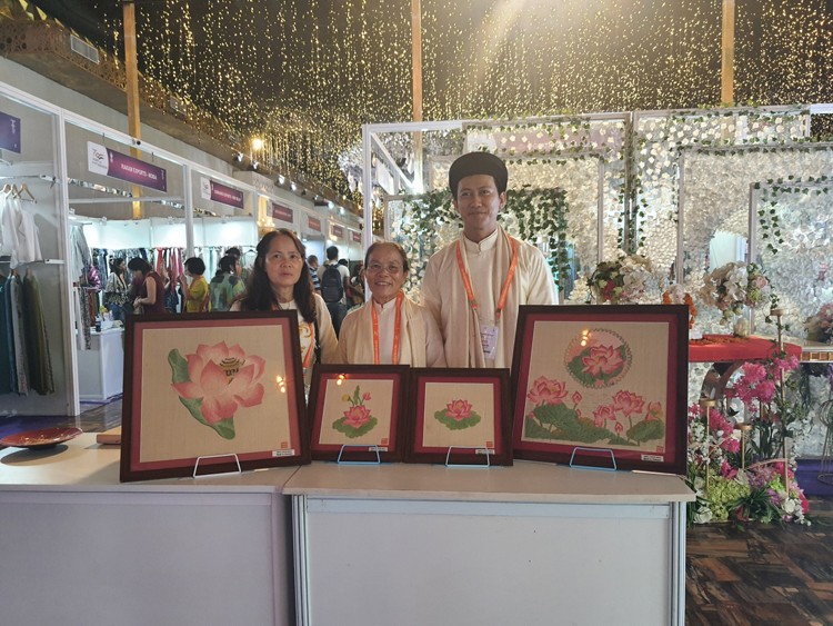 Đoàn doanh nghiệp Việt Nam dự Hội chợ tơ lụa quốc tế Ấn Độ lần thứ 11 Đoàn doanh nghiệp Việt Nam dự Hội chợ tơ lụa quốc tế Ấn Độ lần thứ 11