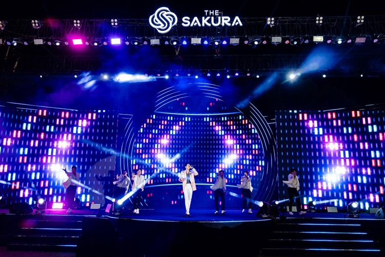 “Cơn mưa quà tặng” tại sự kiện tri ân khách mua căn hộ The Sakura “Cơn mưa quà tặng” tại sự kiện tri ân khách mua căn hộ The Sakura
