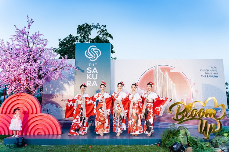 “Cơn mưa quà tặng” tại sự kiện tri ân khách mua căn hộ The Sakura “Cơn mưa quà tặng” tại sự kiện tri ân khách mua căn hộ The Sakura