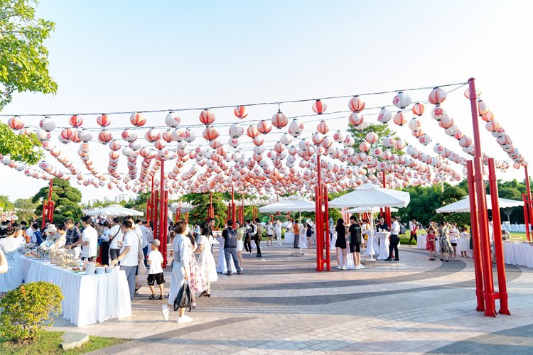 “Cơn mưa quà tặng” tại sự kiện tri ân khách mua căn hộ The Sakura “Cơn mưa quà tặng” tại sự kiện tri ân khách mua căn hộ The Sakura