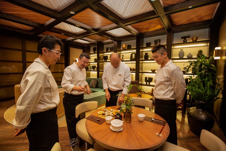 Đầu bếp sao Michelin - Junichi Yoshida: “Không có khuôn mẫu nào được đặt ra khi nấu các món ăn Teppanyaki” Đầu bếp sao Michelin - Junichi Yoshida: “Không có khuôn mẫu nào được đặt ra khi nấu các món ăn Teppanyaki”