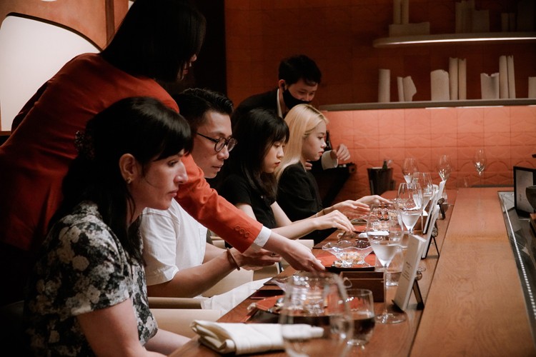 Đầu bếp sao Michelin - Junichi Yoshida: “Không có khuôn mẫu nào được đặt ra khi nấu các món ăn Teppanyaki” Đầu bếp sao Michelin - Junichi Yoshida: “Không có khuôn mẫu nào được đặt ra khi nấu các món ăn Teppanyaki”