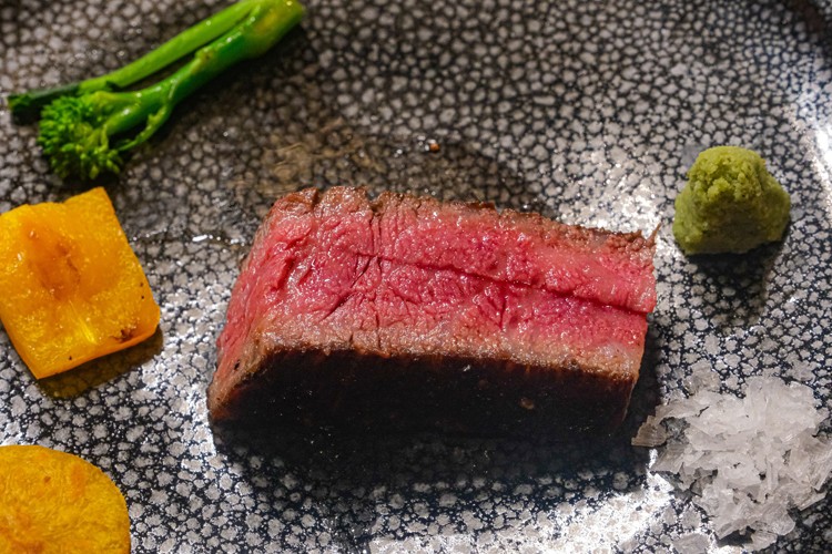 Đầu bếp sao Michelin - Junichi Yoshida: “Không có khuôn mẫu nào được đặt ra khi nấu các món ăn Teppanyaki” Đầu bếp sao Michelin - Junichi Yoshida: “Không có khuôn mẫu nào được đặt ra khi nấu các món ăn Teppanyaki”