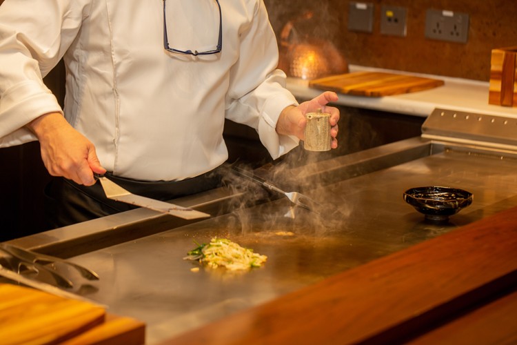 Đầu bếp sao Michelin - Junichi Yoshida: “Không có khuôn mẫu nào được đặt ra khi nấu các món ăn Teppanyaki” Đầu bếp sao Michelin - Junichi Yoshida: “Không có khuôn mẫu nào được đặt ra khi nấu các món ăn Teppanyaki”