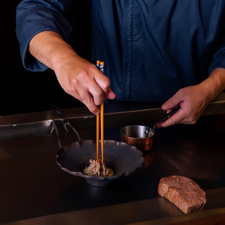 Đầu bếp sao Michelin - Junichi Yoshida: “Không có khuôn mẫu nào được đặt ra khi nấu các món ăn Teppanyaki” Đầu bếp sao Michelin - Junichi Yoshida: “Không có khuôn mẫu nào được đặt ra khi nấu các món ăn Teppanyaki”