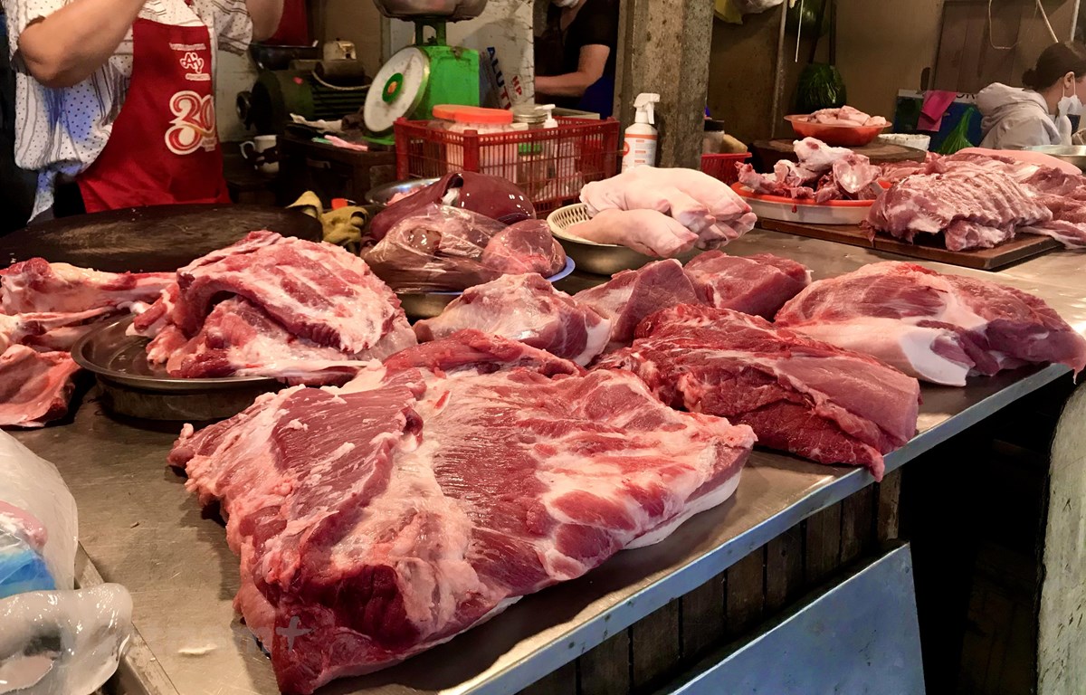 Giá cả các mặt hàng thực phẩm như thịt lợn, rau xanh... tại một chợ truyền thống ở Hà Nội duy trì mức ổn định. (Ảnh: Việt Anh/Vietnam+)