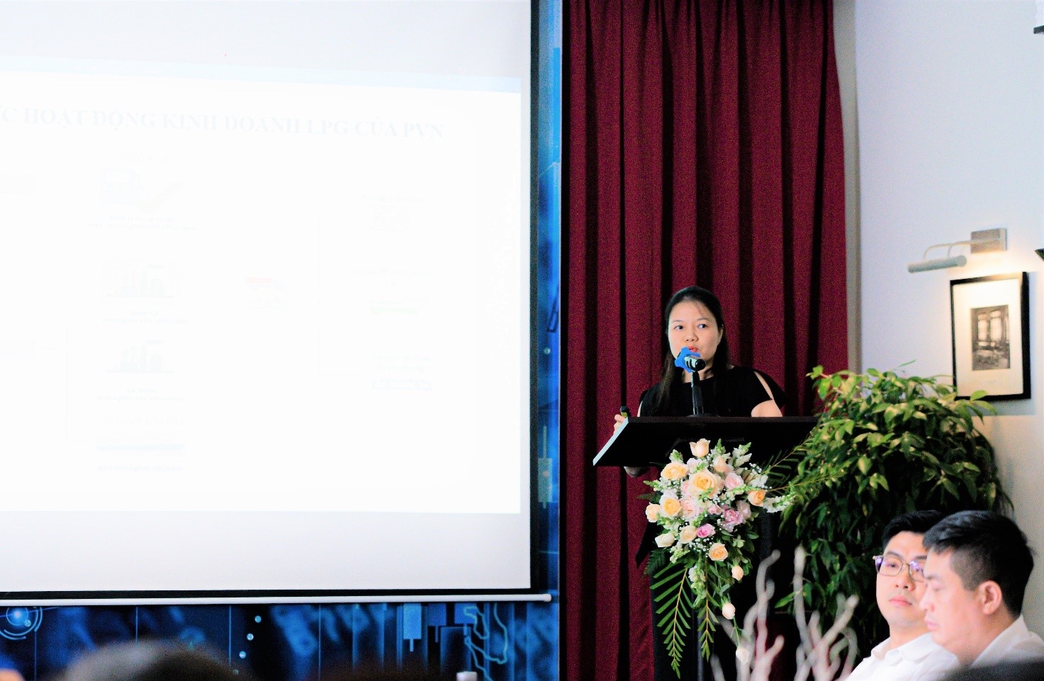 Ban Thương mại Dịch vụ Tập đoàn trình bày tham luận.