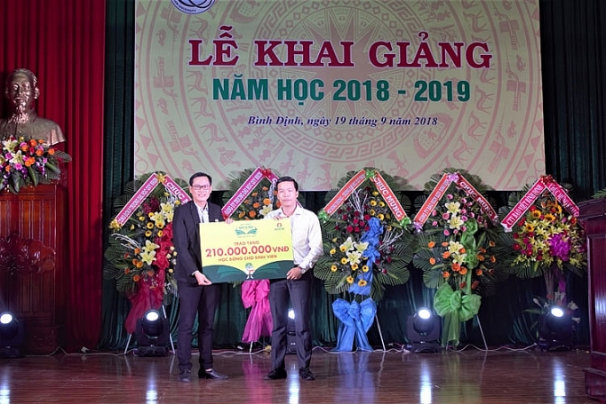 Đạm Cà Mau trao học bổng cho Trường đại học Quy Nhơn dam ca mau trao hoc bong cho truong dai hoc quy nhon