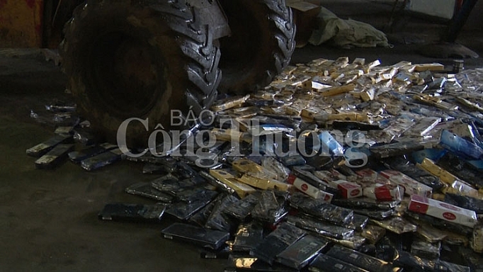 QLTT Hà Nội tiêu hủy hơn 30 tấn hàng hóa tang vật vi phạm 215 binh khi cuoi duoc chi cuc qltt ha noi thu giu va tieu huy