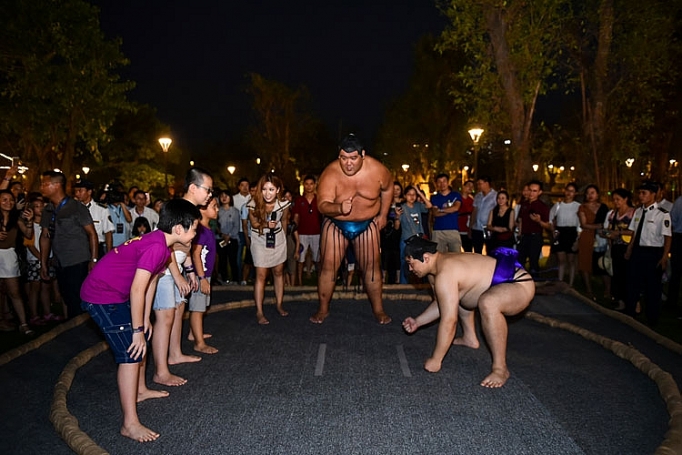 Hai đại võ sĩ sumo nổi tiếng Nhật Bản bất ngờ xuất hiện tại Việt Nam hai dai vo si sumo noi tieng nhat ban bat ngo xuat hien tai viet nam