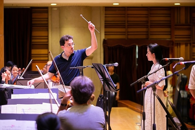 Nhạc trưởng Olivier Ochanine: “Mùa diễn mới là dấu mốc quan trọng của Dàn nhạc Giao hưởng Mặt trời” nhac truong olivier ochanine mua dien moi la dau moc quan trong cua dan nhac giao huong mat troi