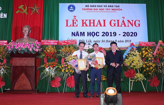 Học bổng "Đạm Cà Mau – Hạt ngọc mùa vàng năm 2019- 2020" trao tay sinh viên Trường Đại học Tây Nguyên hoc bong dam ca mau hat ngoc mua vang nam 2019 2020 trao tay sinh vien truong dai hoc tay nguyen