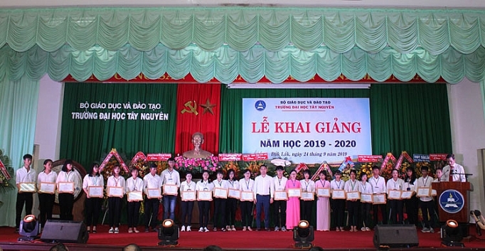 Học bổng "Đạm Cà Mau – Hạt ngọc mùa vàng năm 2019- 2020" trao tay sinh viên Trường Đại học Tây Nguyên hoc bong dam ca mau hat ngoc mua vang nam 2019 2020 trao tay sinh vien truong dai hoc tay nguyen