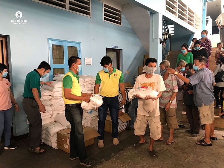 Đạm Cà Mau đồng hành cùng người nông dân Việt Nam tại Campuchia đẩy lùi Covid-19 Đạm Cà Mau đồng hành cùng người nông dân Việt Nam tại Campuchia đẩy lùi Covid 19