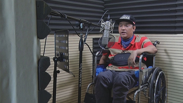 Bị liệt tứ chi, chàng rapper tài năng vẫn chinh phục cuộc sống với tinh thần không gì là không thể