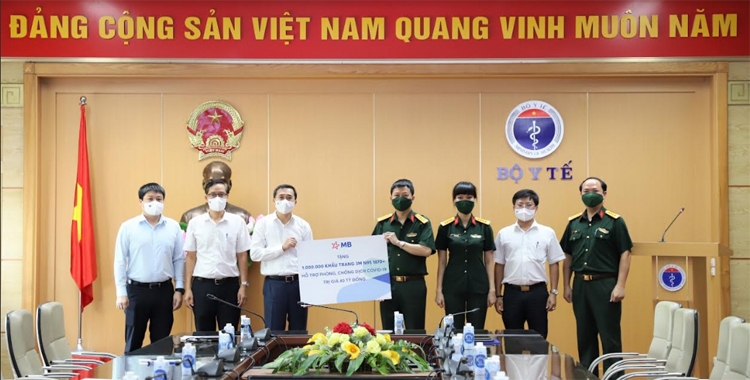 Bộ Y tế tiếp nhận 1.000.000 khẩu trang y tế tiêu chuẩn N95 do MB trao tặng