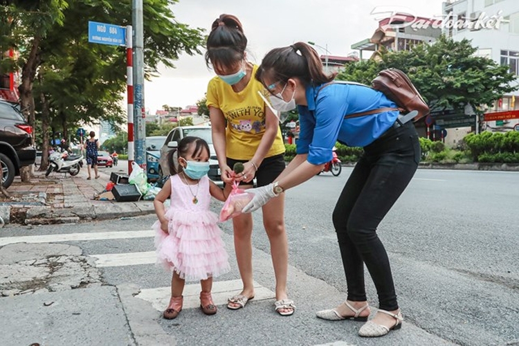 Báo Đại Đoàn Kết phát động chương trình "Cơm cho người nghèo trong đại dịch Covid-19" Báo Đại Đoàn Kết phát động chương trình "Cơm cho người nghèo trong đại dịch Covid-19"