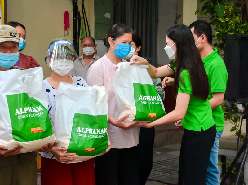 CLB Doanh nhân Sao Đỏ: Thắm tình người mùa dịch